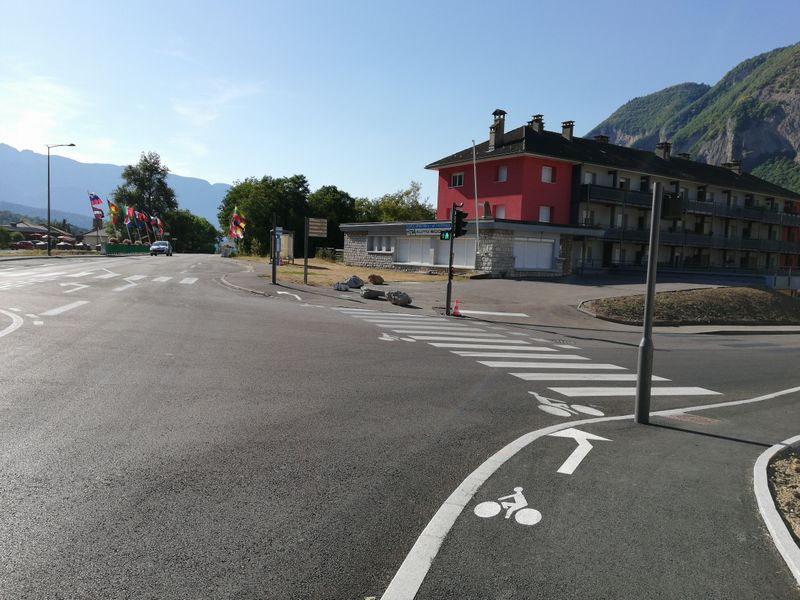 Faverges : route d'Annecy ; record battu dans cette merveilleuse r&eacute;alisation cyclop&eacute;dique 