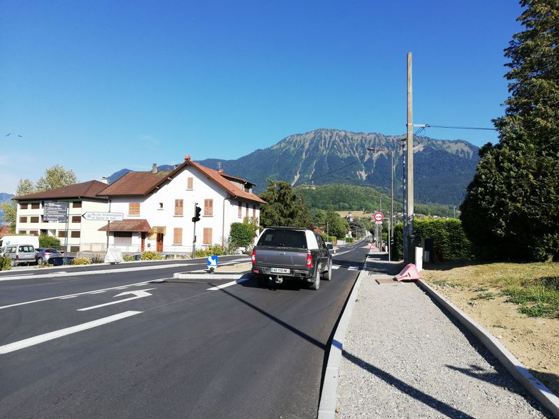 Faverges : tjrs route d'Annecy, nous nous zan retournons au zentrum : bel am&eacute;nagement , tourne &agrave; gauche et retr&eacute;cissement ralentisseur : mais les v&eacute;los sur le trottoir et les Bagnoles gar&eacute;es !