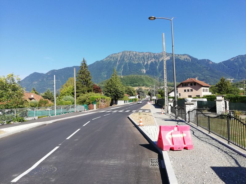 Faverges : Belle chicane certes , mais les v&eacute;los sur le trottoir peu large , ou bien dans les fleurs