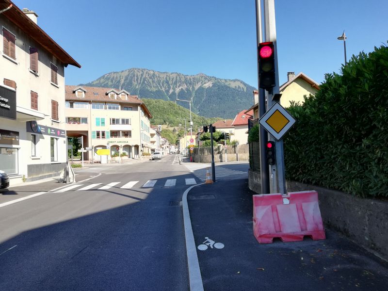 Et l&agrave; ; on fait koi . d&eacute;j&agrave; on s'arr&ecirc;te certes, et comment on descend du trottoir ?