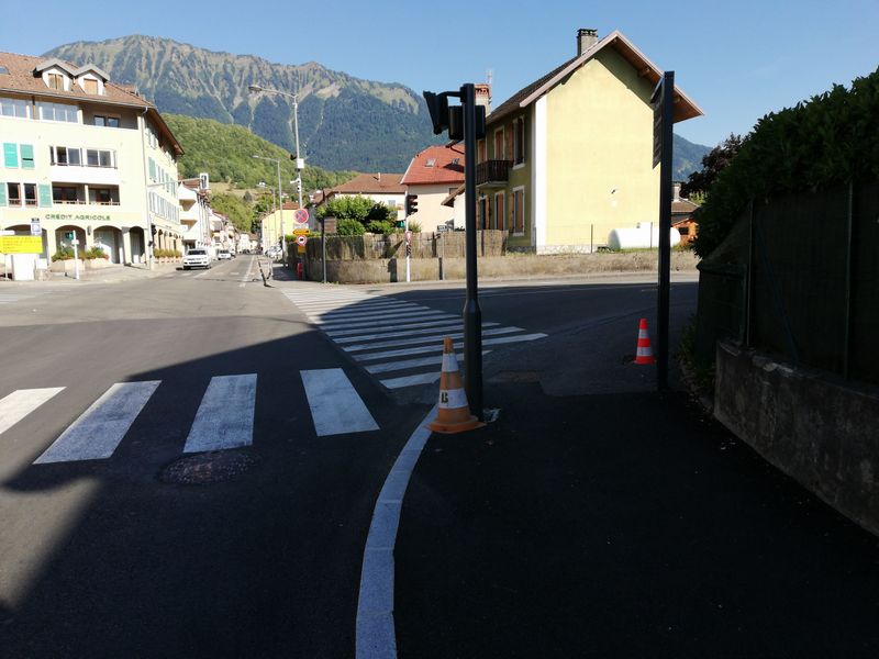 Faverges : Carrefour ; route dite d'Annecy et route de Favergettes : belle queue de poisson pour les v&eacute;los ! (2022)