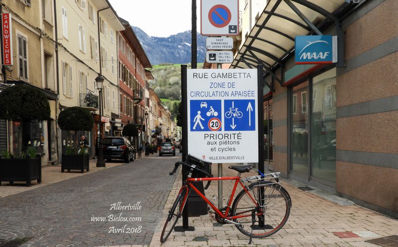 Un exemple de contresens cyclable : Albertville