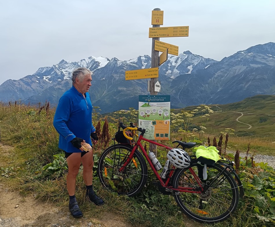 Claudio épeufé devant le Mont Blanc au col du Mont Joly en 2025