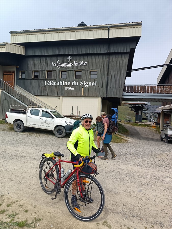 Claudio devant le télécabine du Signal (contamines MonTjoie)