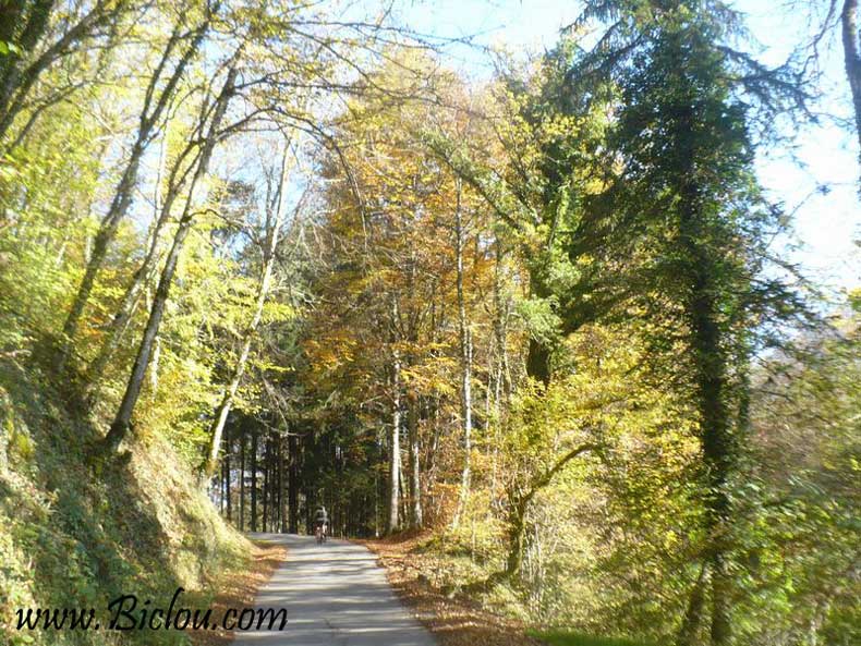 La motte et Favergettes : en remonttant sous le pont de Seythenex