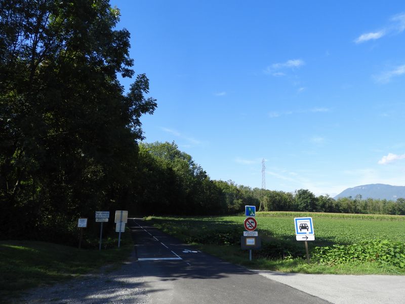 Après avoir traversé la grand' route, nouvelle voie dite verte vers Grésy
