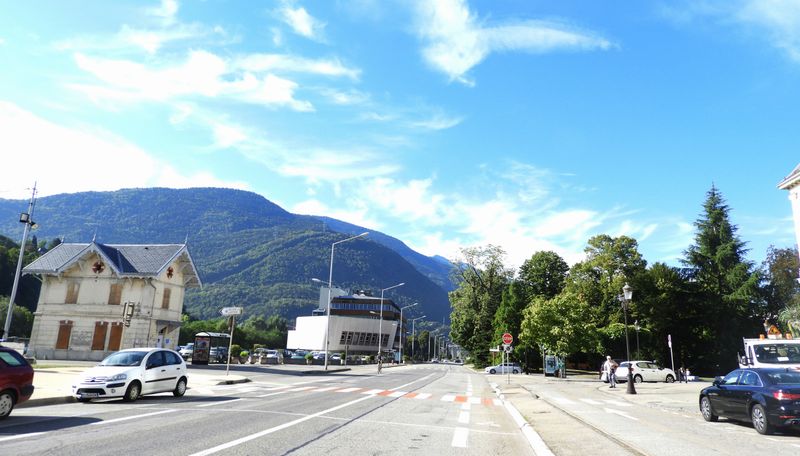 La traversée d'Albertville par la grand' route est cyclable grace à des bandelettes cyclables et la déviation de la circulation