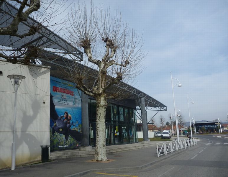 Cinema d'Aix les bains : d�part de la piste cyclable le long du lac du Bourget