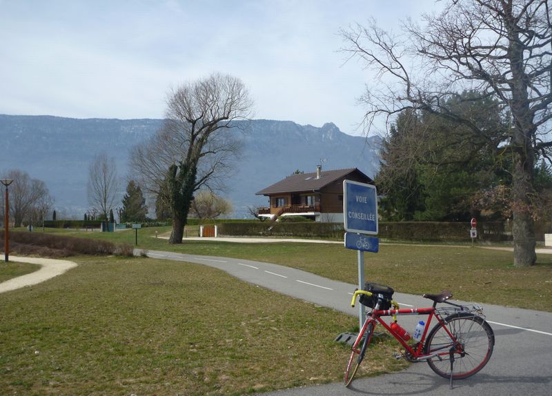 La voie cyclable au d�part des mottets en vue de la dent du chat