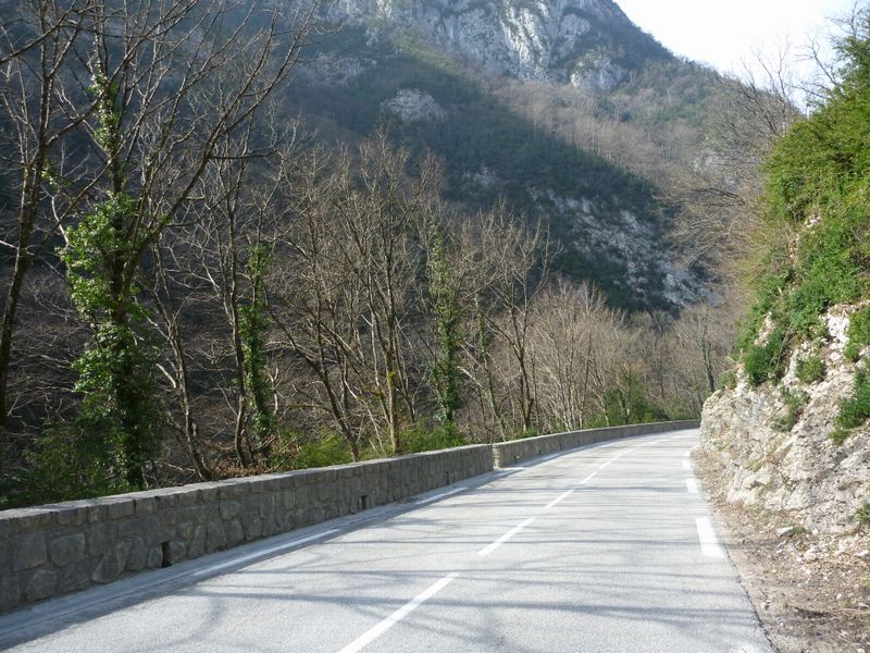La route D 14 entre Val de Fier et Seyssel : les bottes &agrave; Mandrin ; les murets ont &eacute;t&eacute;s r&eacute;hauss&eacute;s par endroits seulement..
