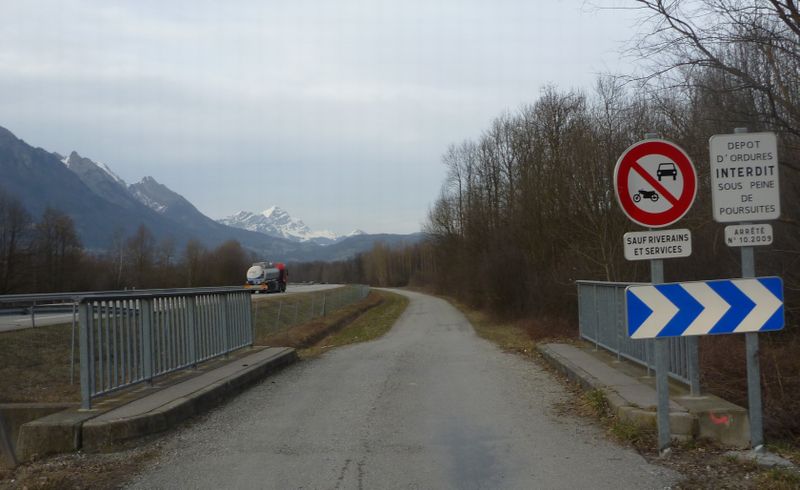 petite route cyclable longeant l'autoroute peu avant Albertville