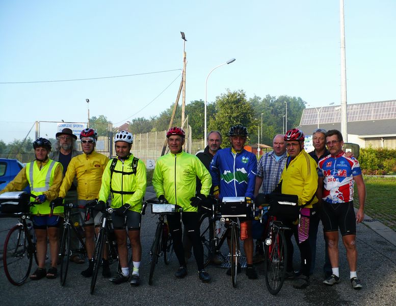 Le groupe des randonneurs de l'an mille au d&eacute;part de Seynod en 2007