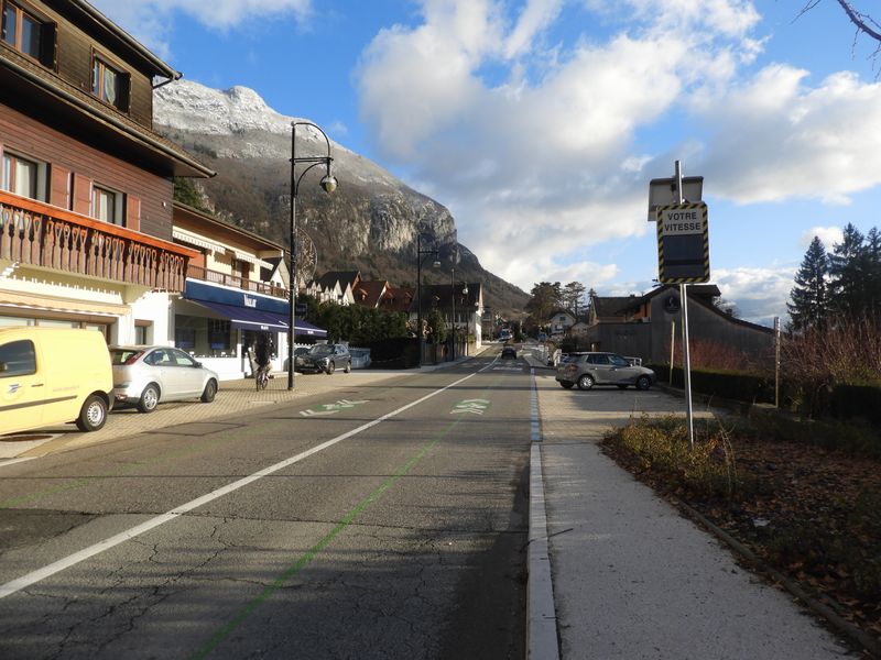 La travers&eacute;e de Veyrier du lac est trait&eacute;e pour s&eacute;curiser (un peu) le cheminement des cyclistes