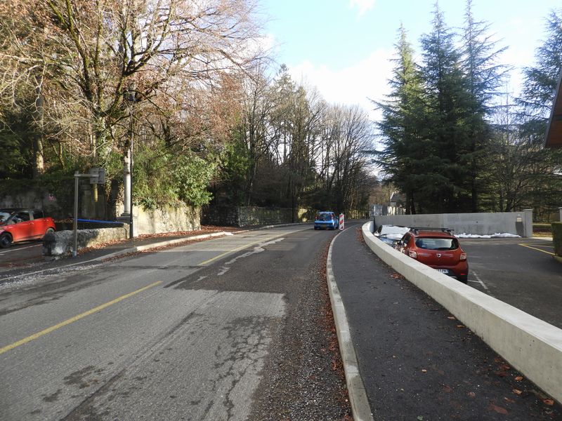 Arriv&eacute;e &agrave; Menthon saint Bernard ; travaux en cours (janvier 2022); cyclistes, dans la tente : serrez fesses et guidon