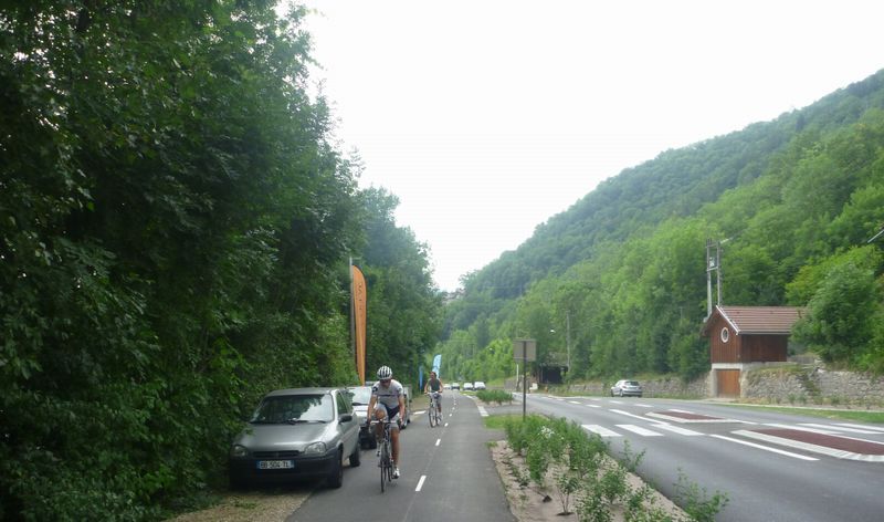 Angon Talloires 2011 :ej&agrave; des voitures gar&eacute;es sur la bandes pi&eacute;tonne et &agrave; cheval sur la partie cyclable