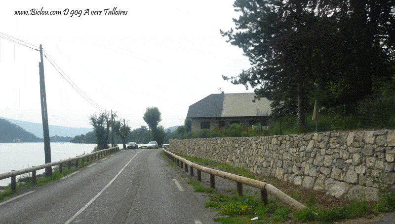 La piste cyclable peu avant Angon est en pr�paration en 2011