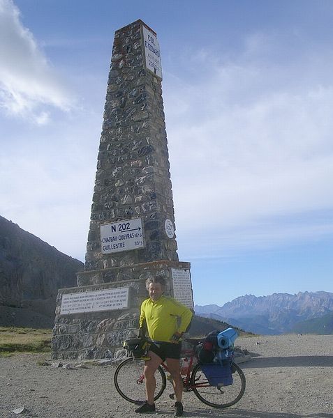 Le claudio addoss&eacute; &agrave; l'Obelisque du sommet du col de l'Izoard en 2005