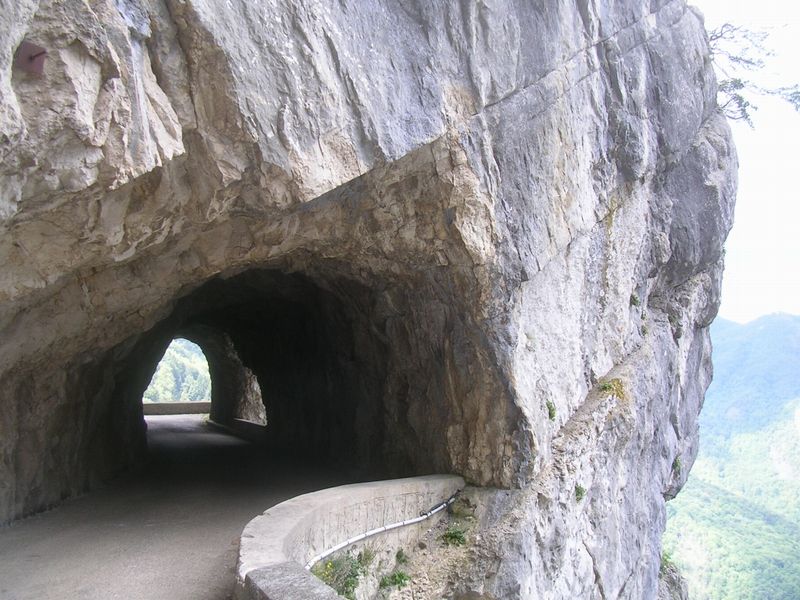 Un des nombreux tunnels sur la route du col de Romeyere, acc&eacute;dant au Vercors