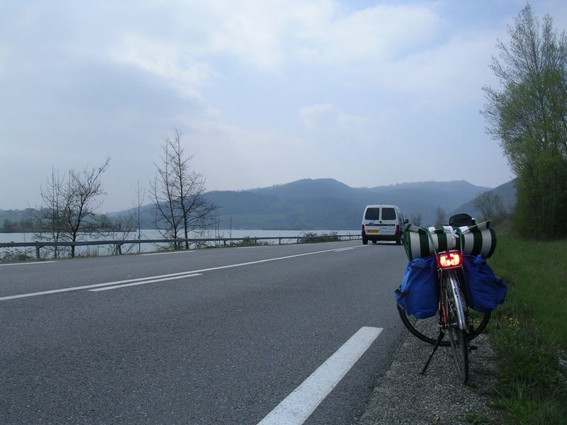 Vers Belley, il faut serrer les sacoches afin de na pas finir en p&acirc;t&eacute;e pour les canards du Rh&ocirc;ne, et pourtant la place existe pour une bande cyclable