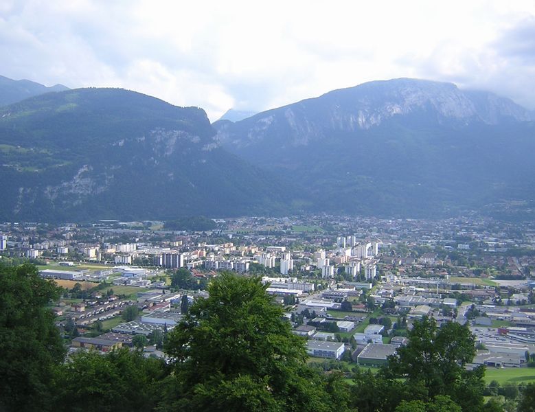 Cluses est tr&egrave;s industrielle, le col de la colombi&egrave;re dans le fond
