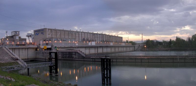 Un des nombreux barrages sur le Rh&ocirc;ne, au petit matin, le privil&egrave;ge des cyclotouristes
