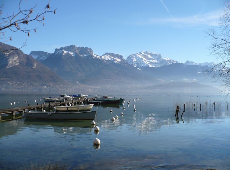 Les bords du lac d'Annecy &agrave; pied