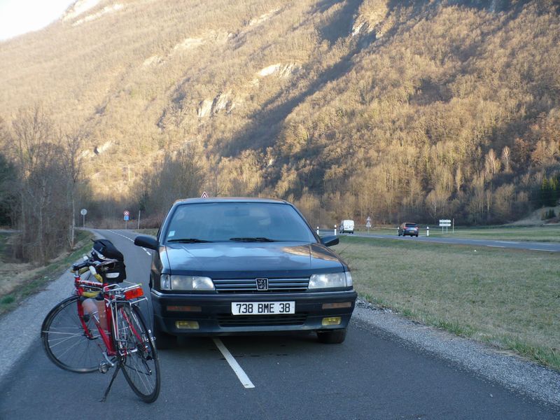 Voiture gar&eacute;e sur la piste cyclable Ugine faverges