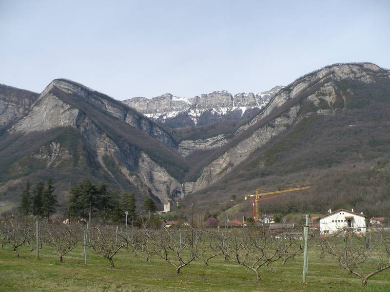 Le Cirque de Crolles, tel qu'un cycliste un tant soit peu attentionn&eacute; peut l'admirer en passant par les vergers de la Terrasse &agrave; Crolles.