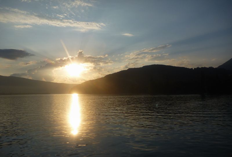 Coucher de soleil sur le lac d'Annecy en baie de Talloires et le roc de ch&egrave;re en 2010