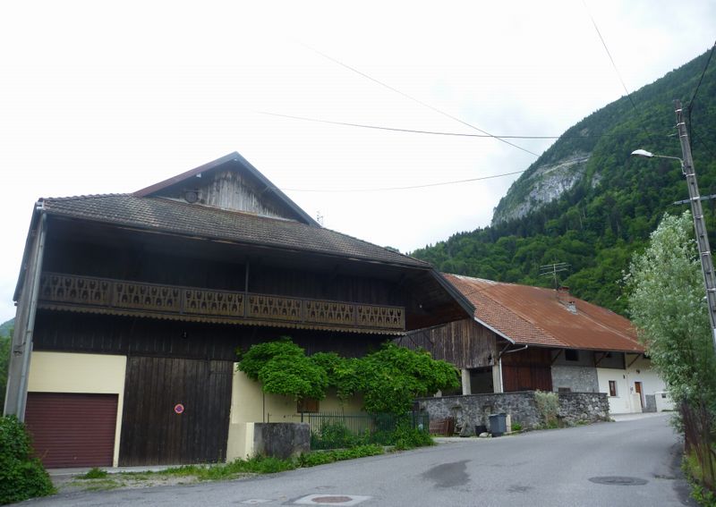 Village de Thuet, au pied de la c&ocirc;te menant au Mont saxonnex
