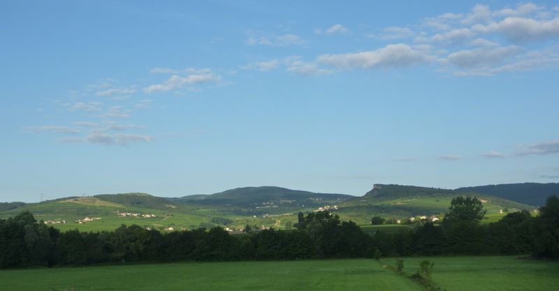 La roche de Solutr&eacute;, vue de la piste cyclable