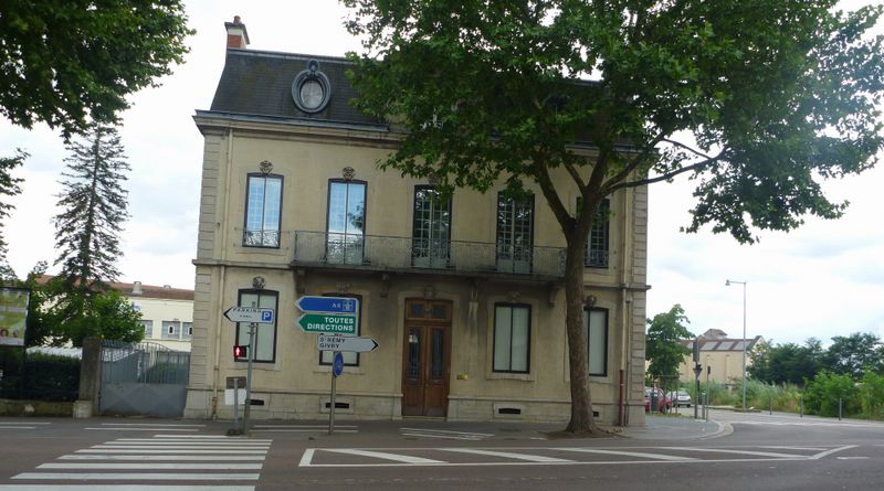 Sortie de la gare de ch&acirc;lons sur saone, &agrave; droite pour la voie verte