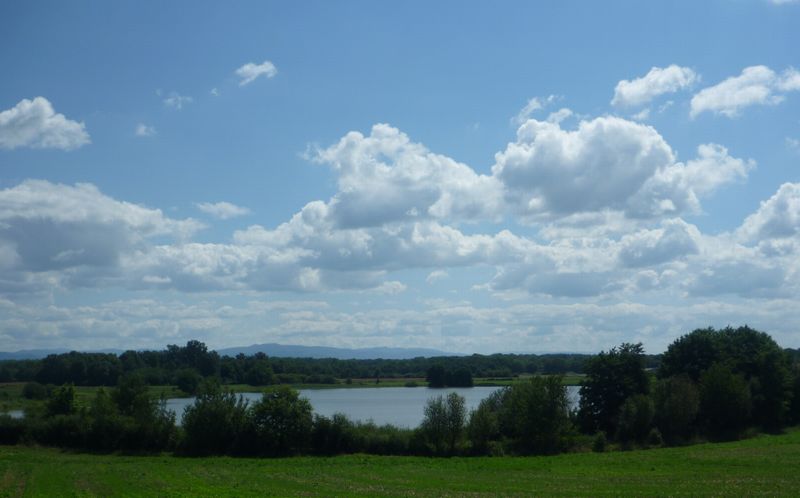 Les monts du Bugey regardent les &eacute;tangs de la Dombes sous un ciel moutonneux
