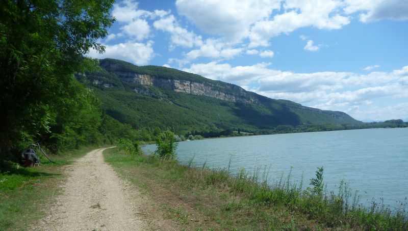 Les bords du Rh&ocirc;ne &agrave; saint sorlin en Bugey, ca passe bien &agrave; v&eacute;lo