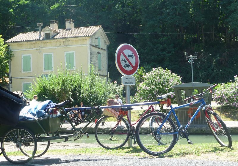 Balade &agrave; bicyclette le long des canaux entre deux mers en 2010 par le Glaude bandiera