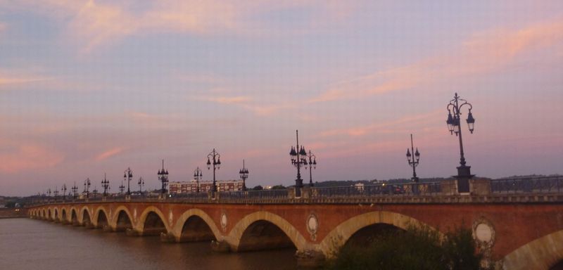 Arriv&eacute;e du Glaude par Le pont de pierre &agrave; Bordeaux en 2010