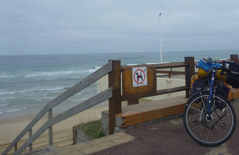 Fanette devant l'immensit&eacute; de l'oc&eacute;an atlantique &agrave; Lacanau en 2010