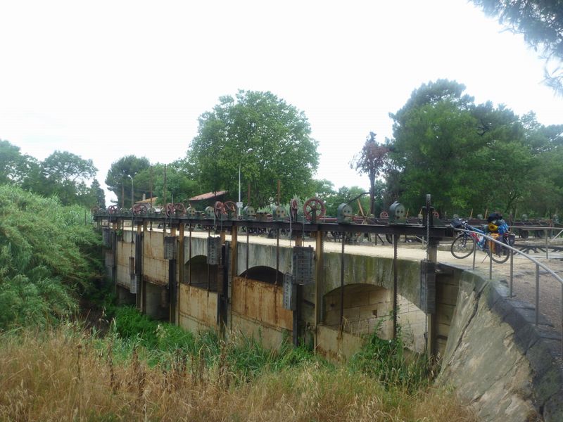 Ecluse pr&eacute;s de Agde sur le canal du midi en 2010