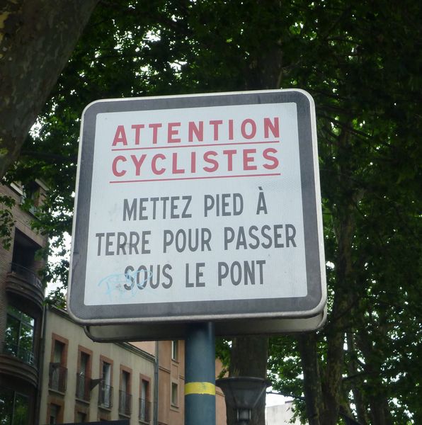 Non seulement il faut un casque, mais une bou&eacute;e pour rouler &agrave; bicyclette le long du canl du midi