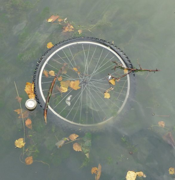 Roue de v&eacute;lo et de bicyclette dans le canal du midi en 2010