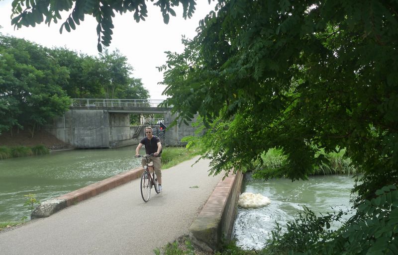 Belle piste cyclable apr&egrave;s Toulouse vers Bordeaux, la bou&eacute;e est cependant conseill&eacute;e..