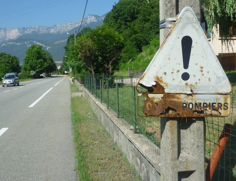 Dr&ocirc;le de panneau , pas tr&egrave;s rassurant &agrave; Pontcharra en 2010