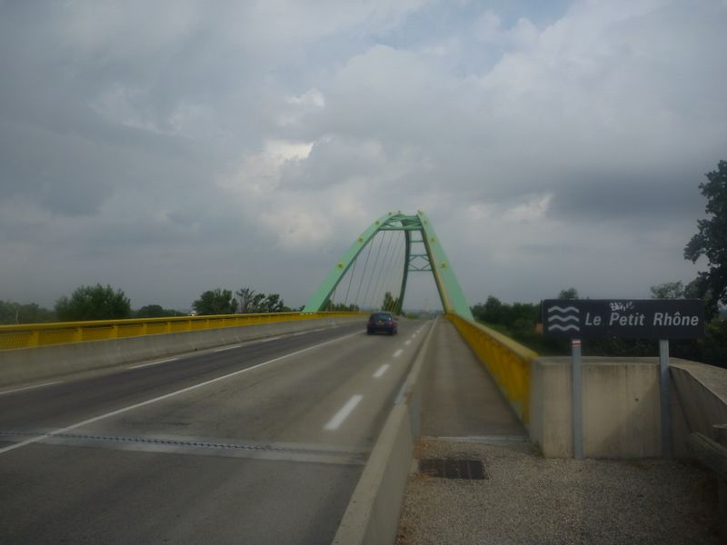 Un am&eacute;nagement sur le Pont enjambant le vieux Rh&ocirc;ne &agrave; saint Gilles, comme on aimerait en voir plus souvent.