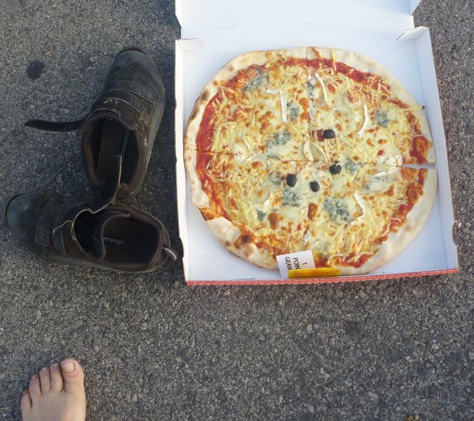 Manger une pizza sur l'asphalte d'un parking de sete surchauff&eacute;, c'est le pied ..