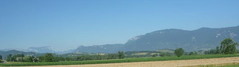 Le massif des Bauges sur la droite, le massif de la Chartreuse , s&eacute;par&eacute;s par le col et le Mont Granier