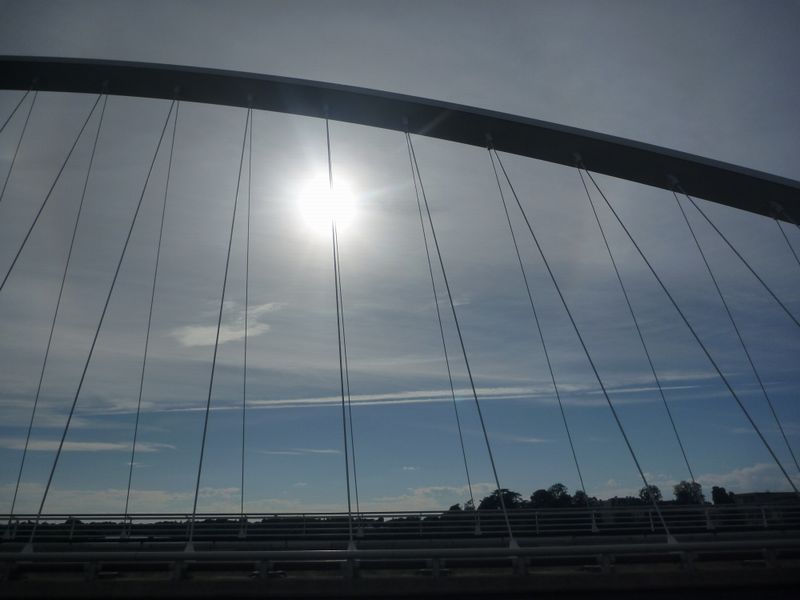 Pont avec bandes cyclables sur la Loire &agrave; Orleans