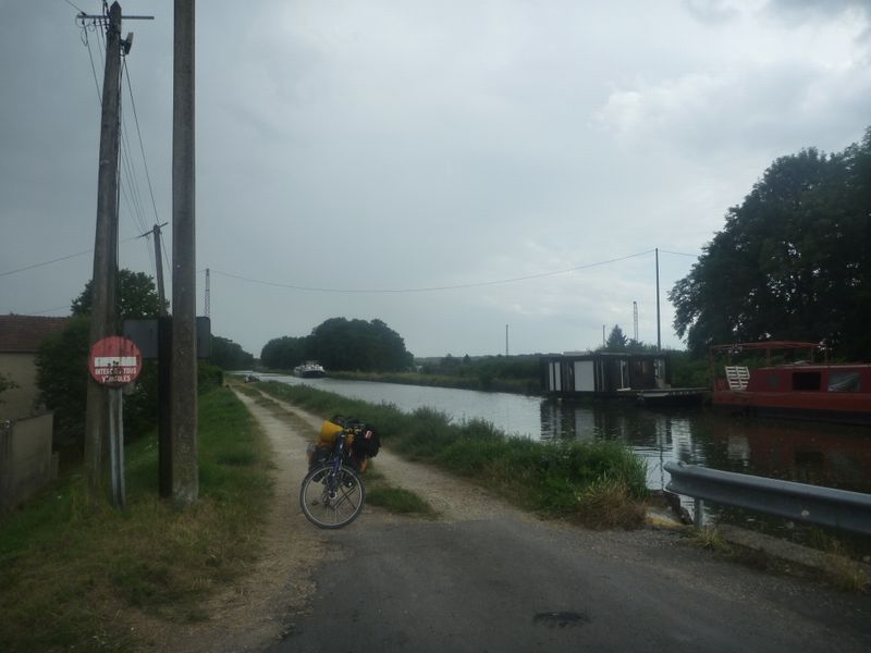 Pas facile le cheminement ici, plus de balisage ou est pass&eacute; ce p.. d'euro v&eacute;lo six