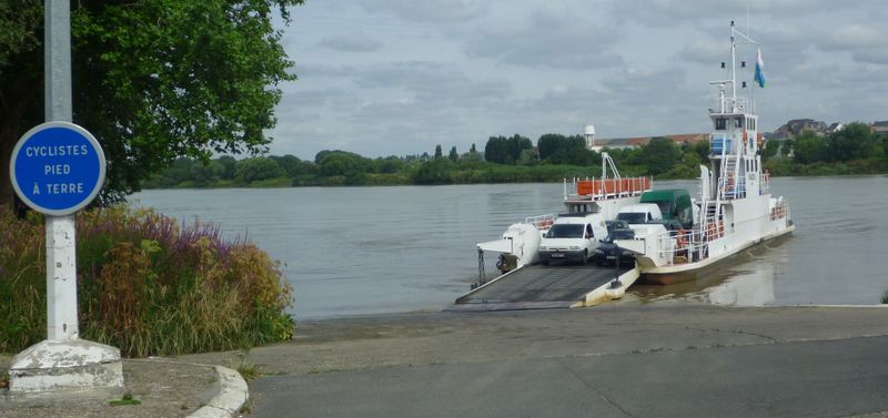Pied &agrave; Terre que dit la pancarte ; pieds dans l'eau de la Loire plut&ocirc;t ..