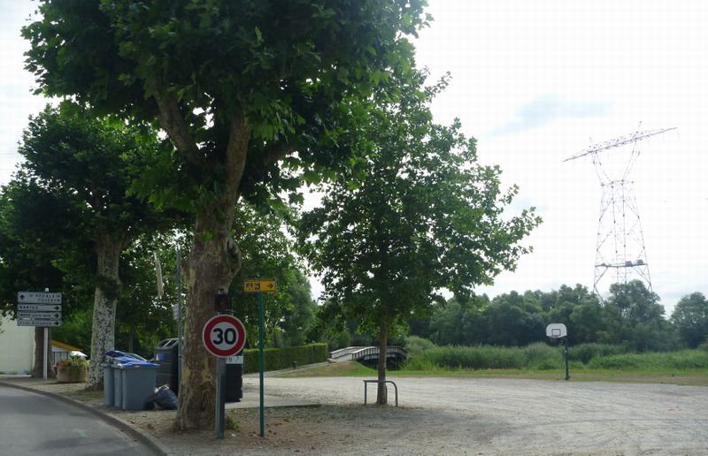 Attention, bien voir la balise provisoire dans la parking ici sur cet Euro v&eacute;lo 6 en 2010 ..