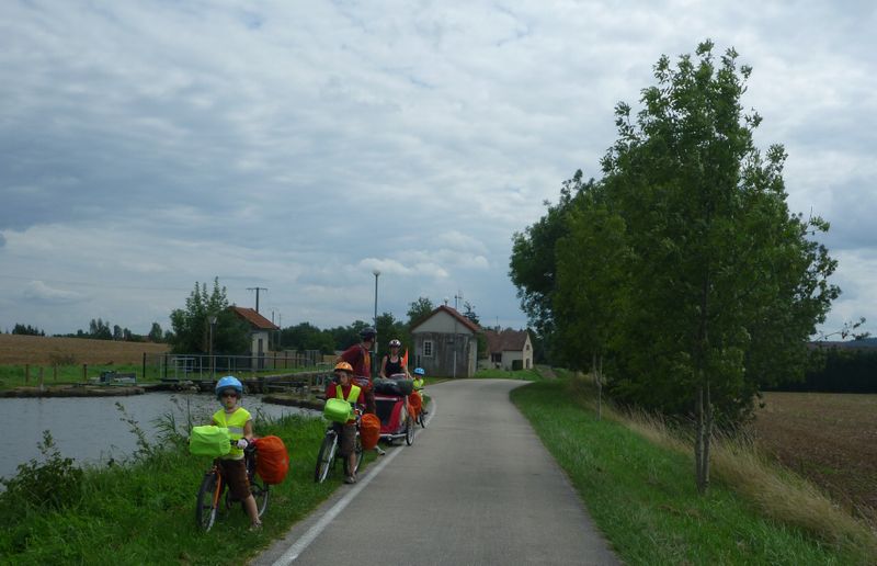 Une jolie famille de cyclotouristes rencontr&eacute;s rapidement sur le canal de Bourgogne en 2010 